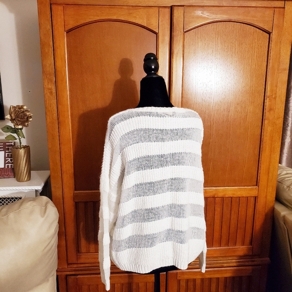 🤍 Roxy Sweater - Picture 2 of 4